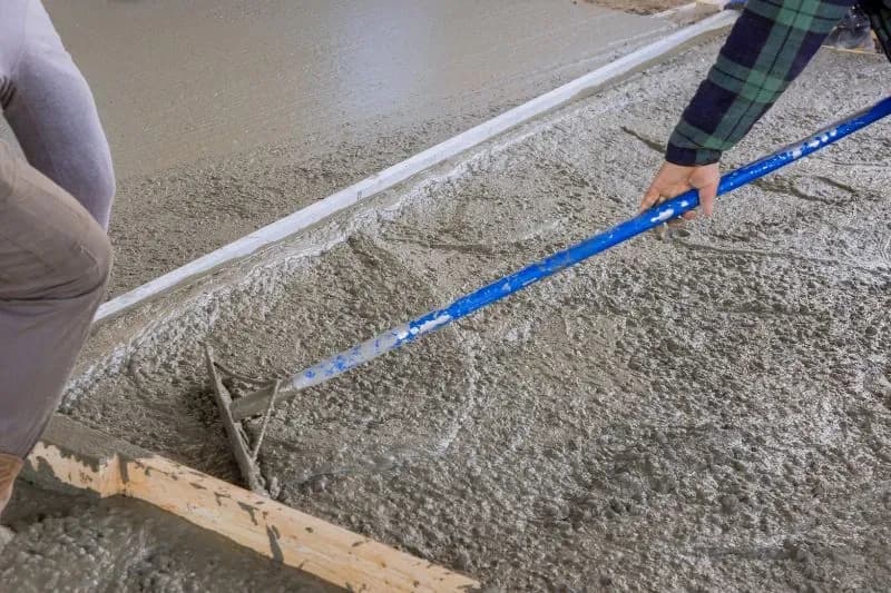 Ile wylewki w garażu? Odkryj optymalną grubość dla trwałości