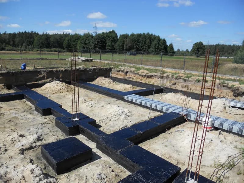 Jak zabezpieczyć fundamenty na zimę, aby uniknąć kosztownych uszkodzeń