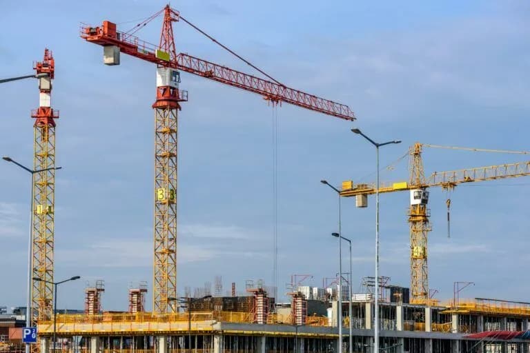 Jak działa dźwig? Poznaj sekrety mechaniki i bezpieczeństwa dźwigów