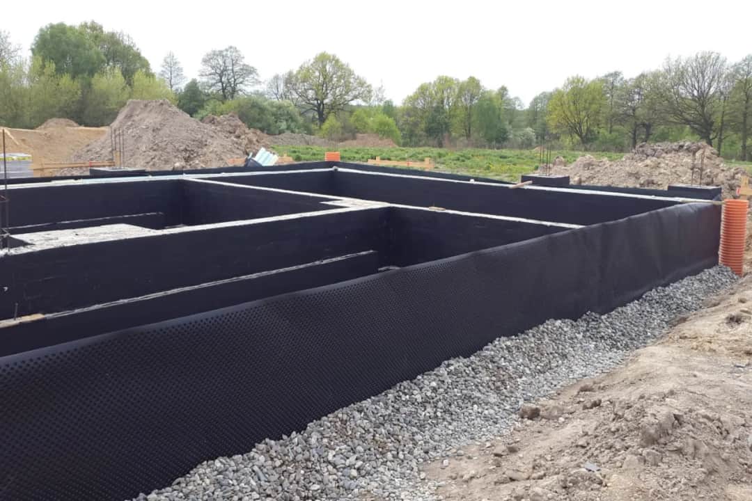 Jakie środki do izolacji fundamentów skutecznie chronią przed wilgocią