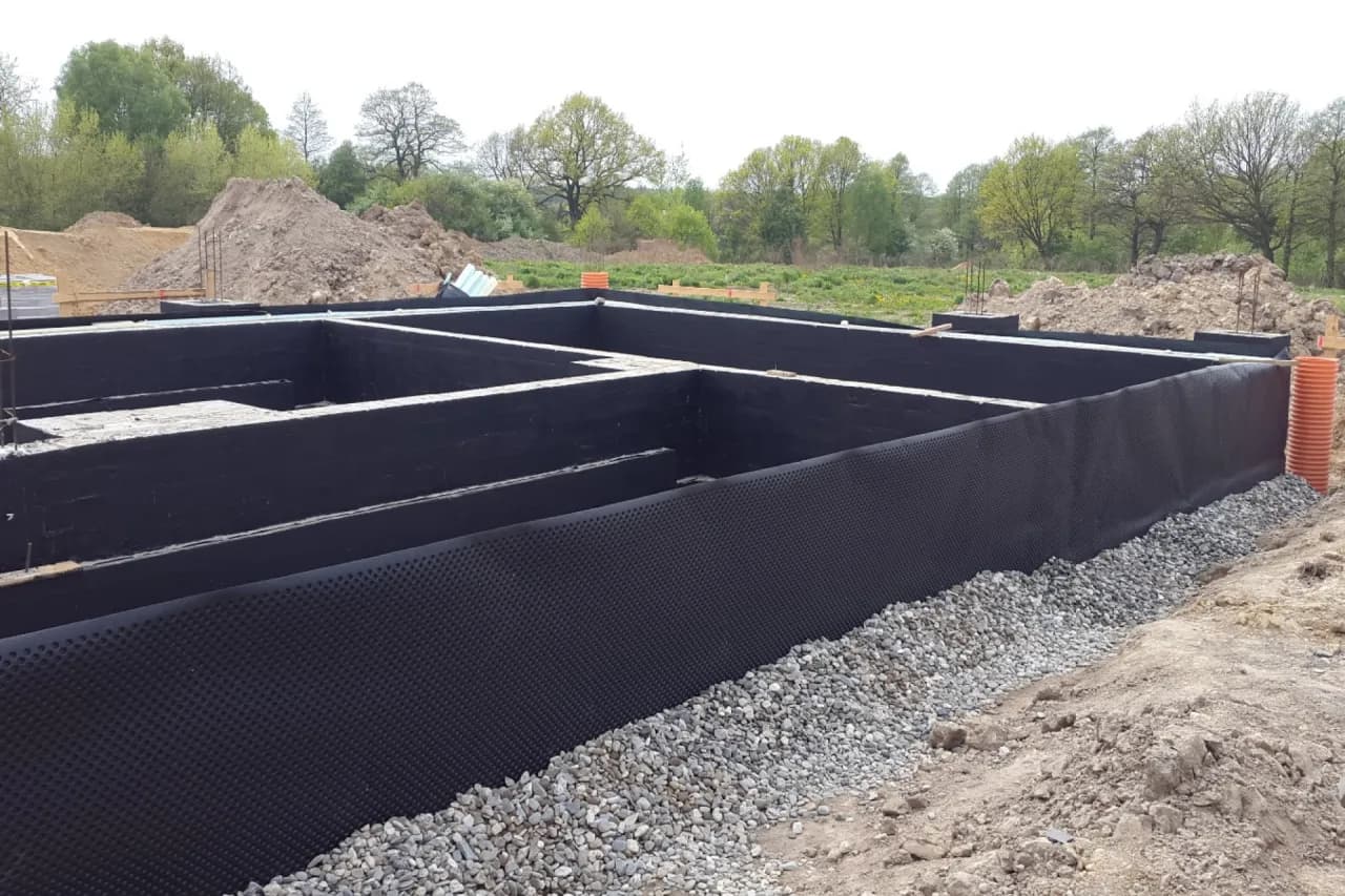 Jakie środki do izolacji fundamentów skutecznie chronią przed wilgocią