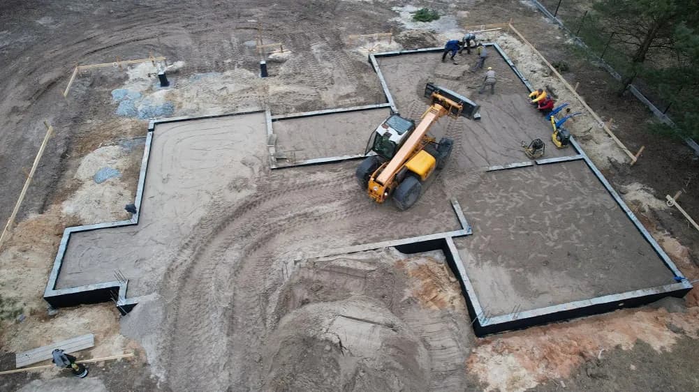 Czym obsypać fundamenty, aby uniknąć problemów z wilgocią?