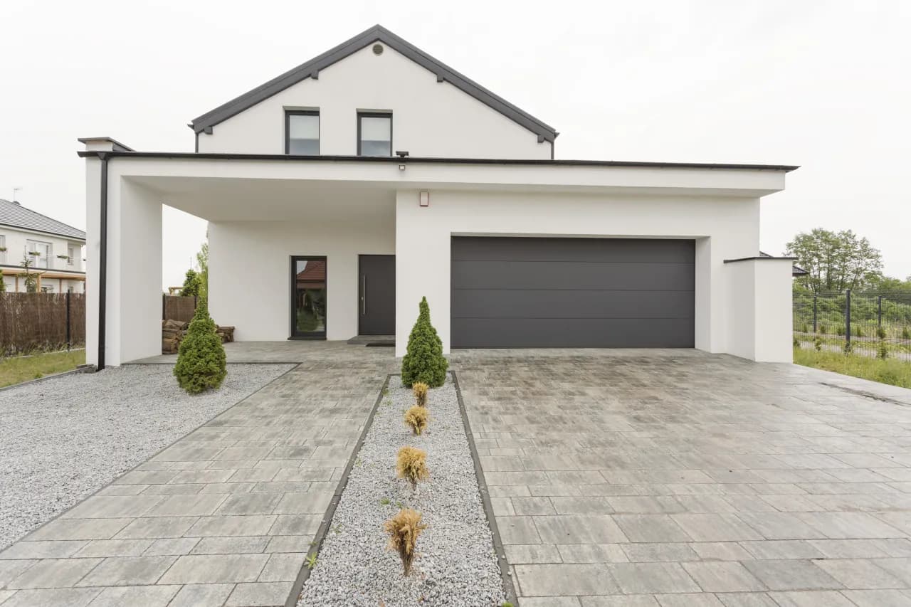 Z czego zrobić podjazd? Najlepsze materiały i ich wady oraz zalety