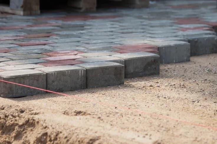 Jak zrobić tani podjazd: oszczędne materiały i sprawdzone techniki