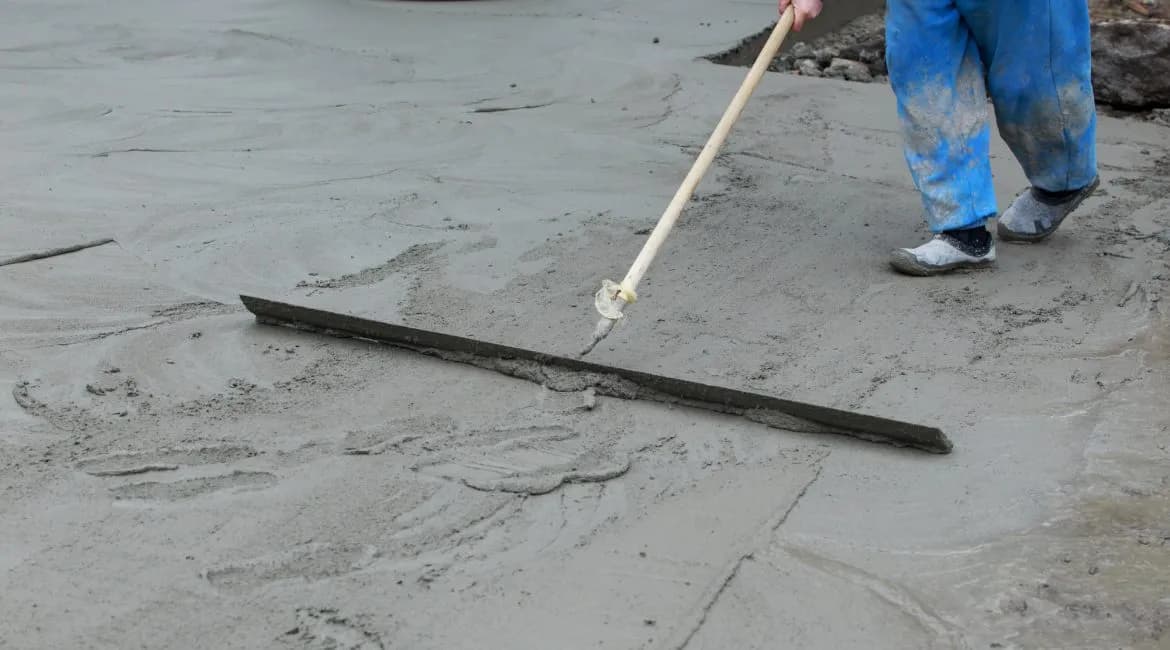 Jak przyspieszyć schnięcie wylewki i uniknąć pęknięć w betonie