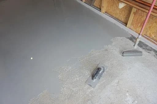 Najlepsza wylewka samopoziomująca do garażu - uniknij błędów przy wyborze