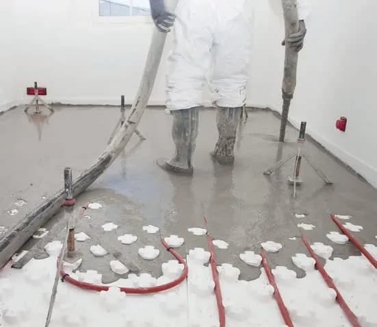 Ile czasu podlewać wylewki, aby uniknąć pęknięć i uszkodzeń?