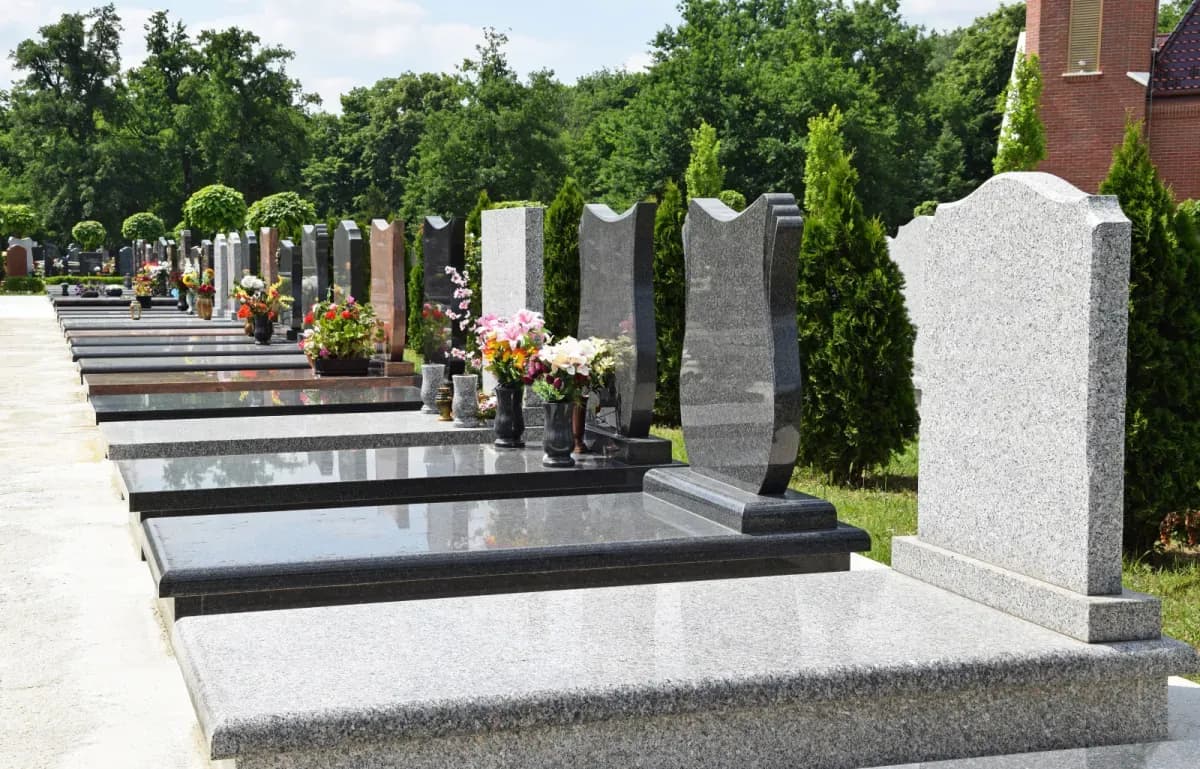 Ile kosztuje fundament pod pomnik? Poznaj ukryte koszty i czynniki