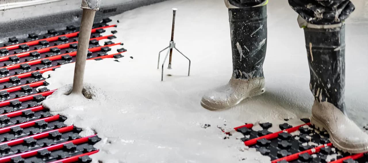Ile schnie wylewka anhydrytowa? Poznaj kluczowe czynniki wpływające na czas schnięcia